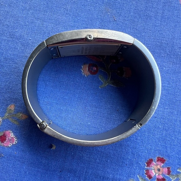 Authentic Gucci 2400L Oval Dial Stainless Steel Ladies Bracelet Watch - Picture 9 of 9